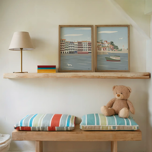 Affiches illustrées de Saint-Jean-de-Luz et Bayonne dans une chambre d'enfant, décoration Pays Basque