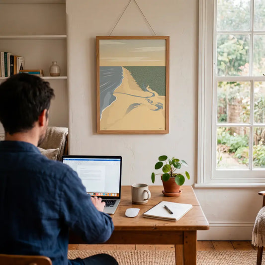 Bureau à la maison décoré avec une affiche illustrée du Sud-Ouest encadrée, ambiance de travail inspirante