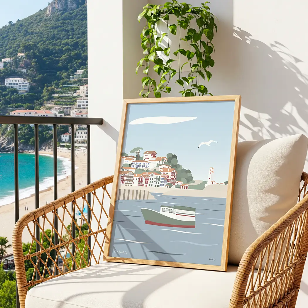 Résidence secondaire en bord de mer décorée avec une affiche illustrée de la côte basque