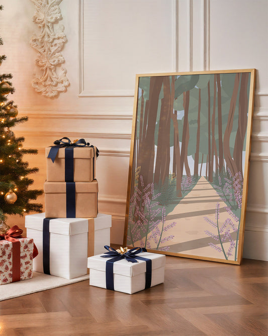 Affiche forêt de pins encadrée, posée au pied d'un sapin de Noël entre des paquets cadeaux