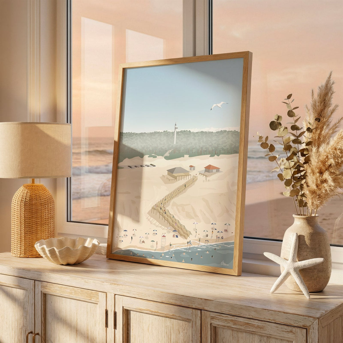 Affiche bord de mer encadrée sur un buffet face à la mer : la plage de Messanges et son sémaphore