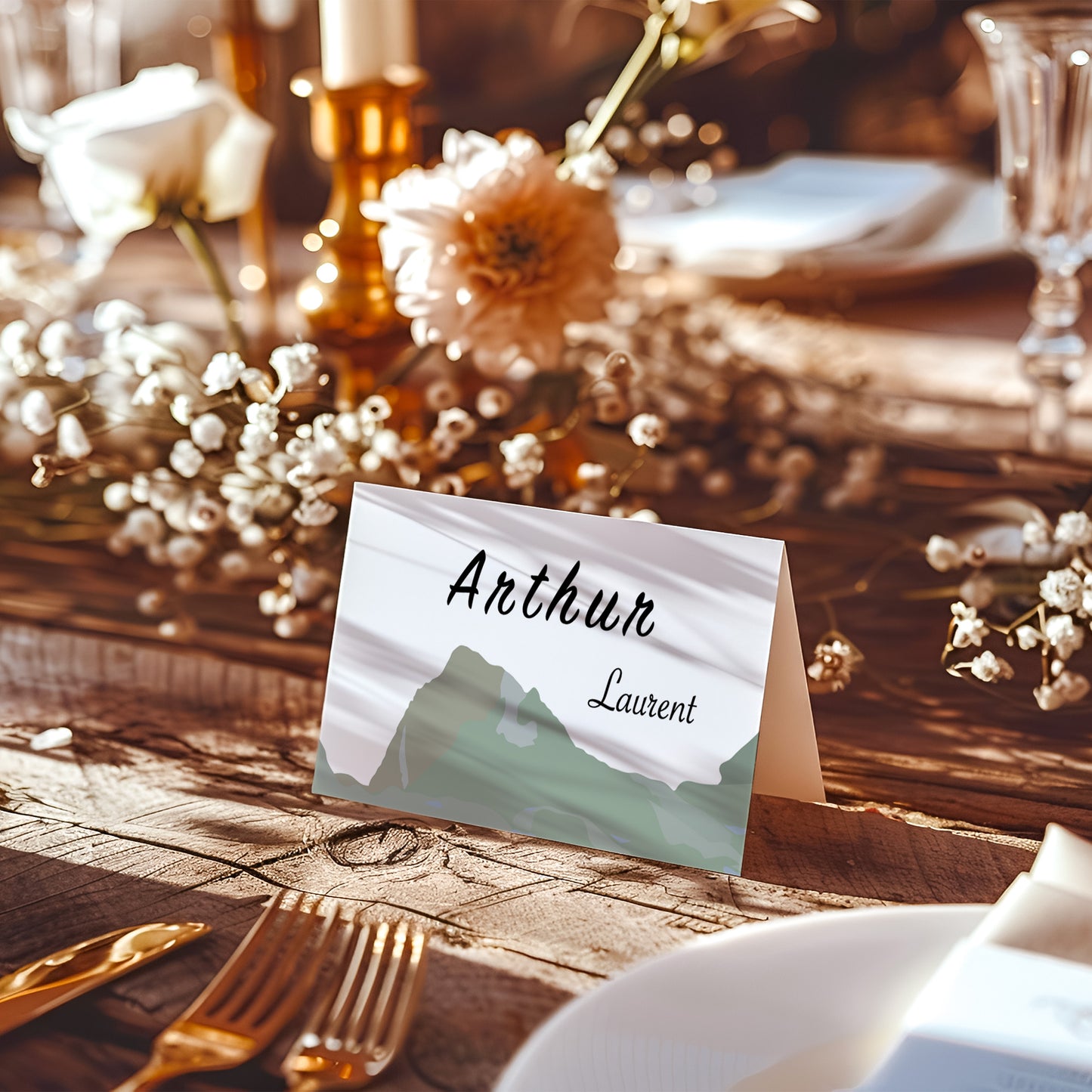 Un marque-place de mariage plié et illustré représentant une montagne