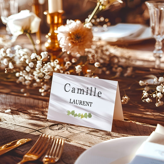 Un marque-place de mariage plié et illustré représentant une branche de vigne