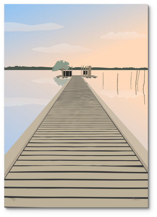 Affiche Azur illustrée : le long ponton en bois qui avance sur le lac, au lever du jour
