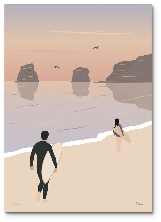 Affiche Hendaye illustrée : deux surfeurs sur la plage, face aux rochers des Deux Jumeaux au coucher du soleil