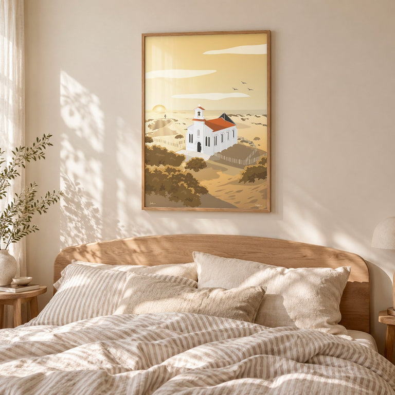 Affiche Labenne encadrée en chêne au-dessus d'un lit : la chapelle blanche dans les dunes