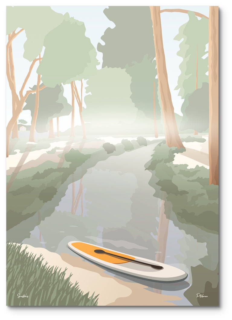 Affiche Soustons illustrée : un paddle posé au bord de l'eau à la pointe des Vergnes, dans la brume entre les arbres